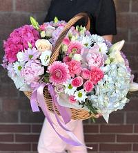 Композиция солнечный день в Пронске Цветочная композиция из Розы, Хризантемы, Пионы и Лизиантусы в корзине в Пронске