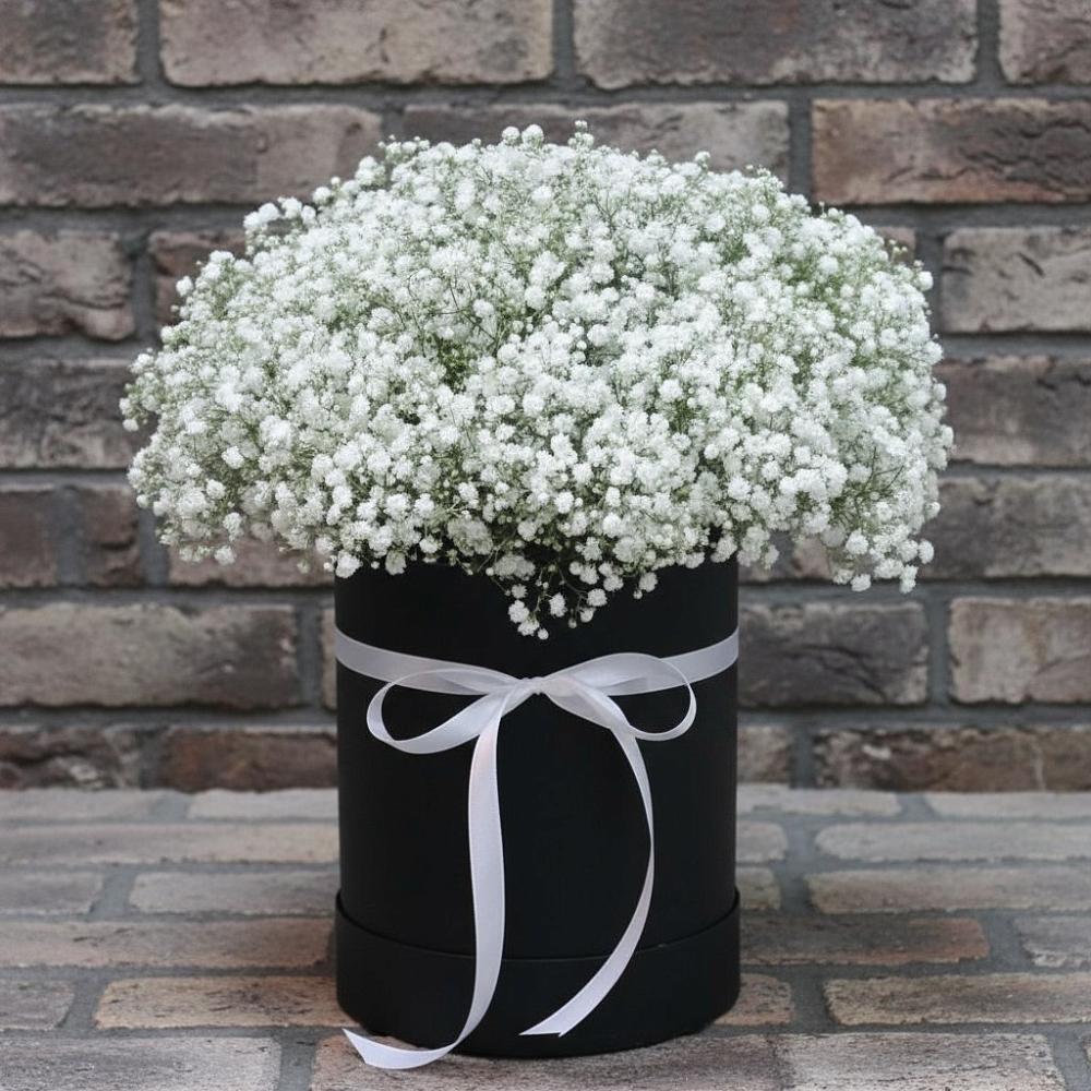 Цветочная композиция из Гипсофила в шляпной коробке в Пронске