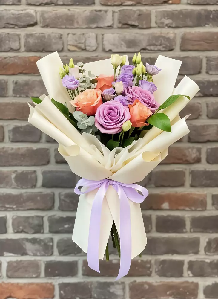 Букет цветов из: Лизиантусы и Розы в Пронске