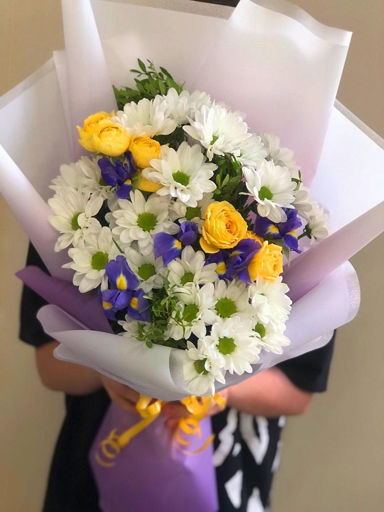 Букет цветов из: Ирисы, Хризантемы и Розы в Пронске