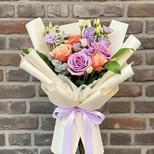 Букет цветов из:  Лизиантусы и Розы в Пронске