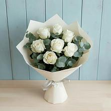 Букет Белые розы в Эвкалипте в Пронске