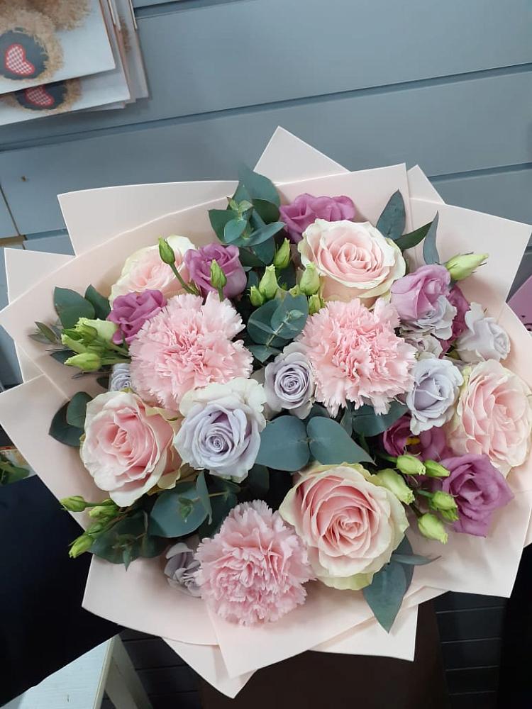 Букет цветов из: Розы, Гвоздики и Лизиантусы в Пронске